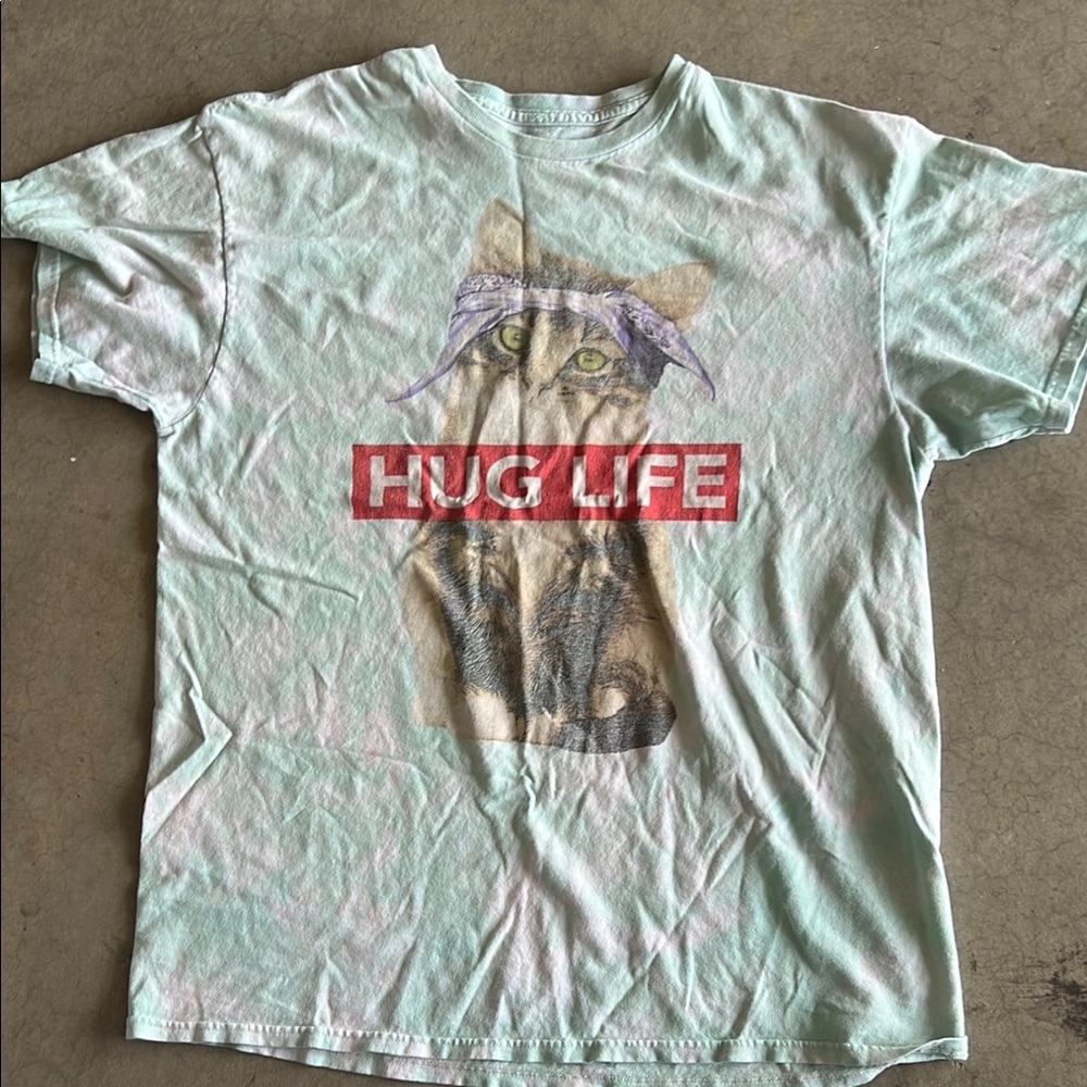 Cat Graphic T-Shirt with 'Hug Life' Print